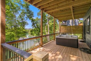 Gem Lake Cabin - Lakefront Views - Sleeps 8 - 8