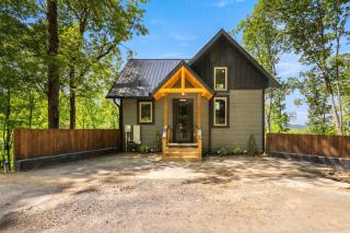 Gem Lake Cabin - Lakefront Views - Sleeps 8 - 9