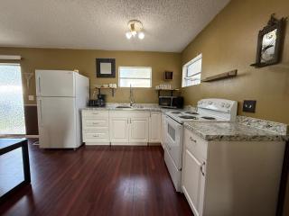 LARGE 2bed 1bath Near Beach & Downtown with KING BED - 8