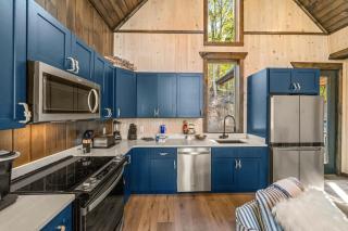 Anchors Retreat - Lakefront Getaway for 14 Guests - 3