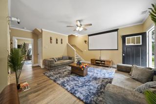 6 King Beds - Near DT & UGA - Massage Chairs - Projector - 6
