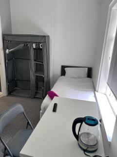Triple room with private bath near LFC Free Street Parking - Liverpool - 1