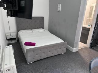 Triple room with private bath near LFC Free Street Parking - Liverpool - 4