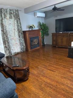 2-Bedroom Comfy House - Brampton - 9