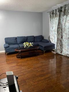 2-Bedroom Comfy House - Brampton - 0