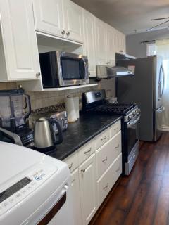2-Bedroom Comfy House - Brampton - 1
