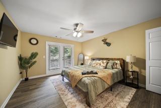 6 King Beds - Near DT & UGA - Massage Chairs - Projector - 3
