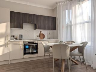Two Bedroom Shepherds Bush Apartment - 7