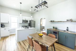 Jennifer's Broadway Cozy Gem w Fireplace King Bed - 0