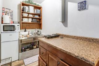 Near Hospitals and Airport Cozy Studio in Phoenix! - 6