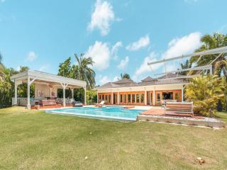 Majestic 5BR Villa with maid & jacuzzi in Cap Cana - 9