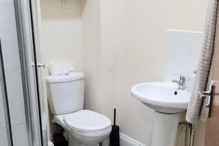 1 Bed - Sleeps 3 - Wolverhampton City Centre - 6