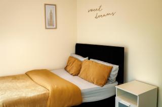 1 Bed - Sleeps 3 - Wolverhampton City Centre - 1