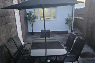 2 Bed - Sleeps 6 - Private Balcony - City Centre - Wolverhampton - 9