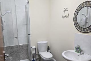 2 Bed - Sleeps 6 - Private Balcony - City Centre - Wolverhampton - 6