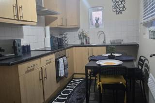 2 Bed - Sleeps 6 - Private Balcony - City Centre - Wolverhampton - 3