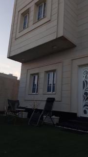 فيلا بغرفة نوم ومجلس ومسطح اخضر - 1