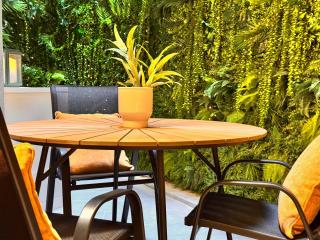 Exclusive Retreat off the Sea Front Promenade - 1