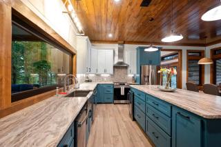 The Heights - Luxury Cabin with Mountain Views & Hot Tub - 2