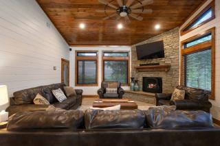 The Heights - Luxury Cabin with Mountain Views & Hot Tub - 4