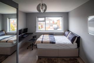Entire 3 Bedrooms Bungalow With Parking Wifi - Great Barr - 3