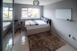 Entire 3 Bedrooms Bungalow With Parking Wifi - Great Barr - 2