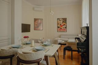 Elegant Escape-High Ceilings, Balcony & Piano - 4