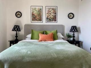 Skyline Views, Boutique 2-Bed, 2-Bath West London Apartment - 8