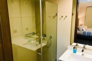 Exclusivo y seguro Departamento en El GOLF - 1