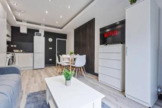 6 Bedrooms 4 Bathrooms House in Great Location - 4