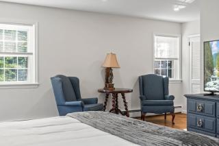 New Pristine Suburban Escape - Newtown Square - 2