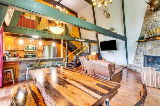 Stunning Views, Hot Tub, 3 Decks Gatlinburg Cabin - 0
