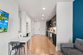 Beautiful 1BD Pool and Gym Central Location - 7