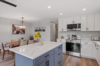 Lake Winnipesaukee Getaway - Boat Slip & Comfort - 1