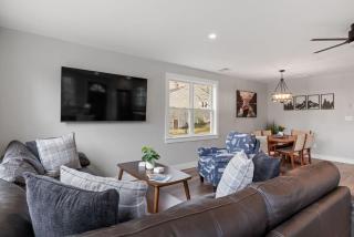 Lake Winnipesaukee Getaway - Boat Slip & Comfort - 2