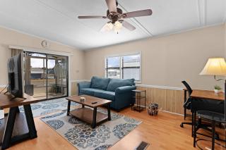 Golden Sun Getaway - Comfort Near the Pool - 5