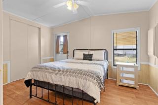 Golden Sun Getaway - Comfort Near the Pool - 9