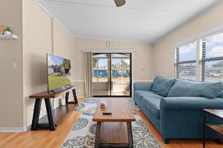 Golden Sun Getaway - Comfort Near the Pool - 8