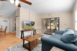 Golden Sun Getaway - Comfort Near the Pool - 3