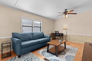 Golden Sun Getaway - Comfort Near the Pool - 4