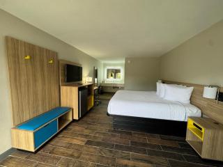 Travelodge by Wyndham Gainesville - 1