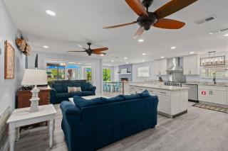 Poseidons Palace waterfront paradise with private pool and hottub - 9