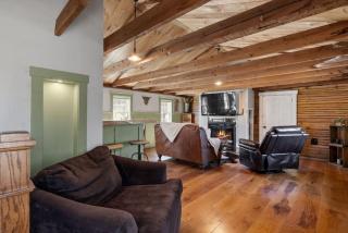 The Old Barn Farmhouse - Rustic Beauty & Serenity - 3