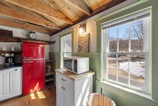 Rustic Beauty, Fireplace, Cows & Mountain Views - 4