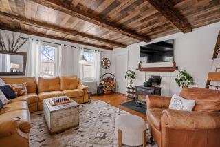 Winterberry Farmhouse - A Cozy New England Stay - 9