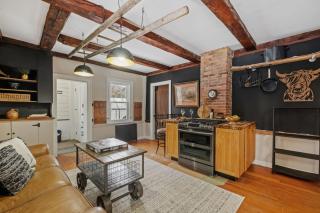 Winterberry Farmhouse - A Cozy New England Stay - 8