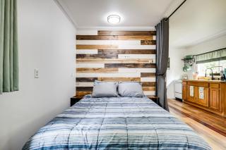 Woodsy and Charming! Tiny Cottage with Yard in Pelkie - 5