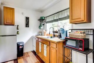 Woodsy and Charming! Tiny Cottage with Yard in Pelkie - 9