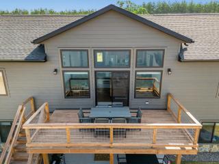 New Listing Lakeside Beach Sleeps 15+ Pet friendly - 4