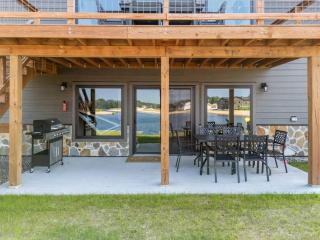 New Listing Lakeside Beach Sleeps 15+ Pet friendly - 1